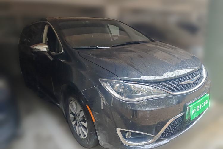 Used Chrysler Grand Voyager PHEV 2019 3.6L Plug-in Hybrid Front Right 45 Deg