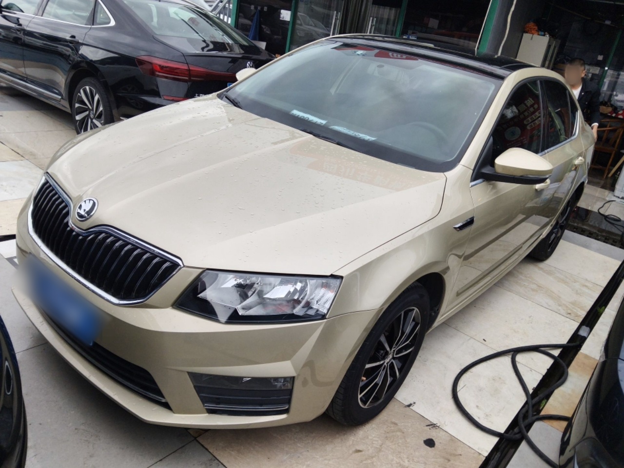 تحت مقدمة السيارة