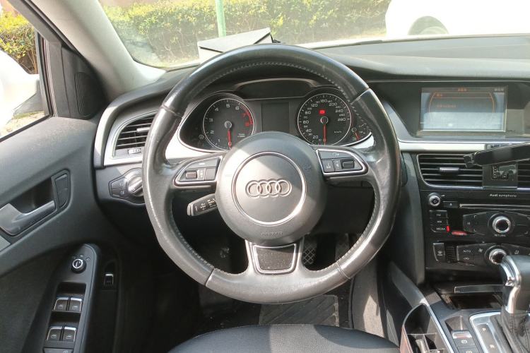 Used Audi A4L 2013 35 TFSI Automatic Standard Model Steering Wheel