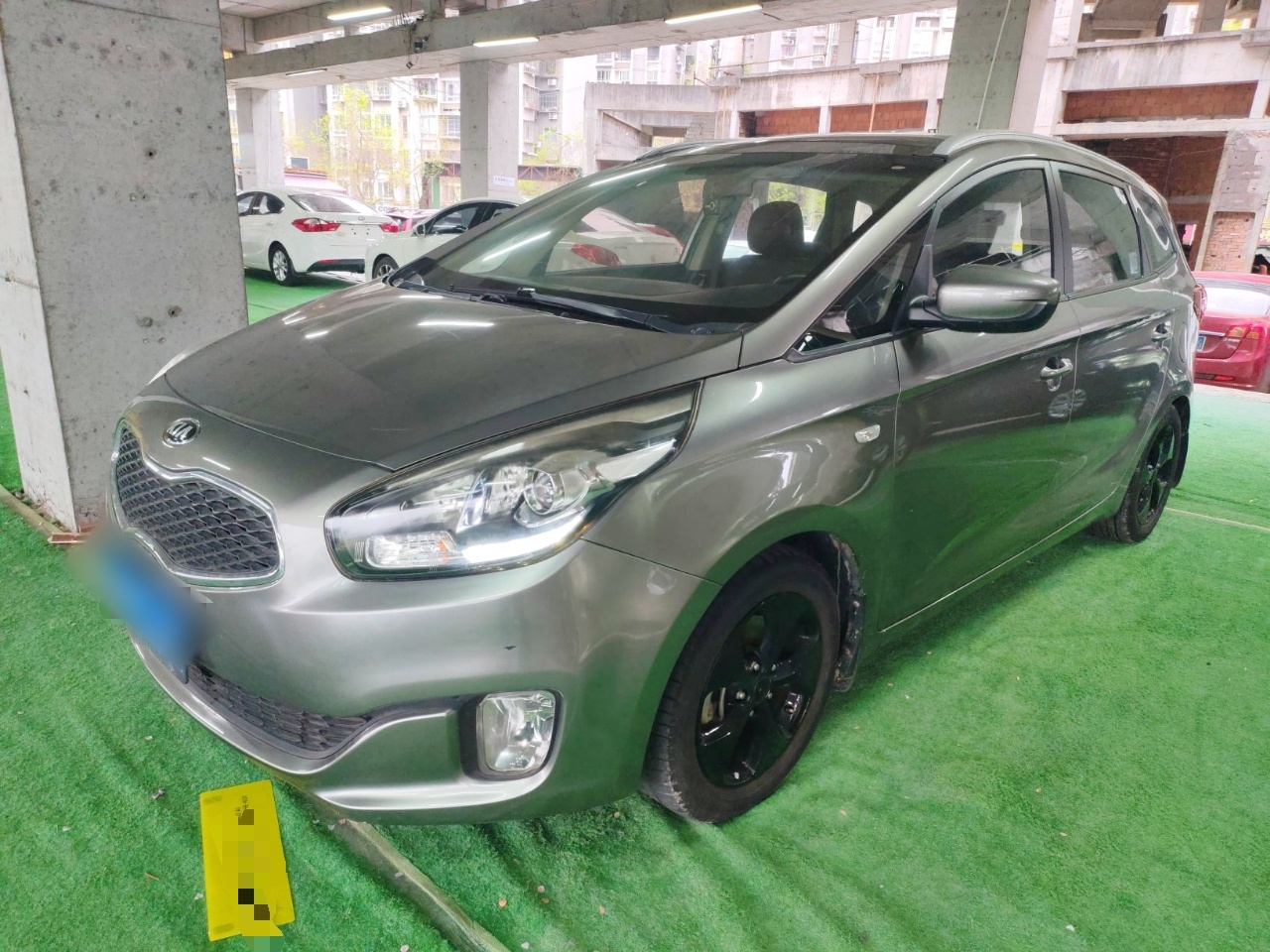 Под передней частью автомобиля