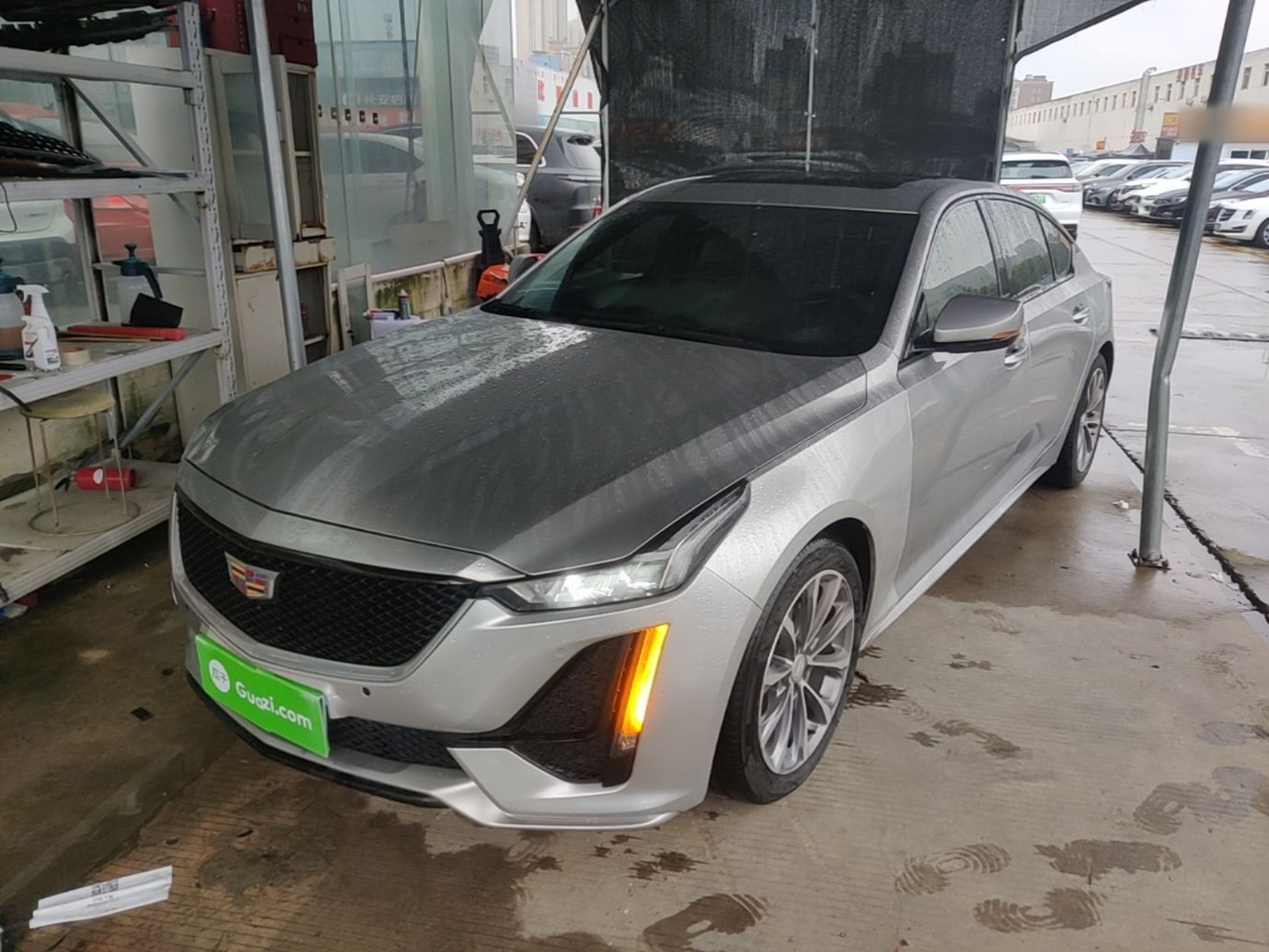 Под передней частью автомобиля