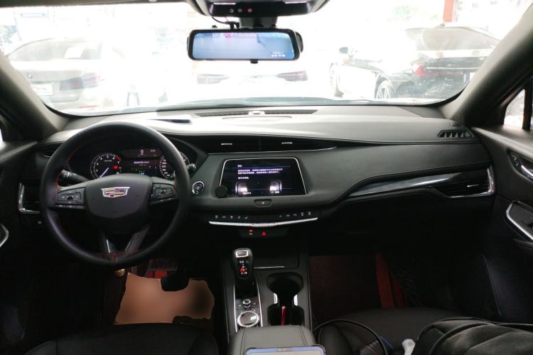 Used Cadillac XT4 2018 28T Two-Wheel Drive Tech Version Center Console