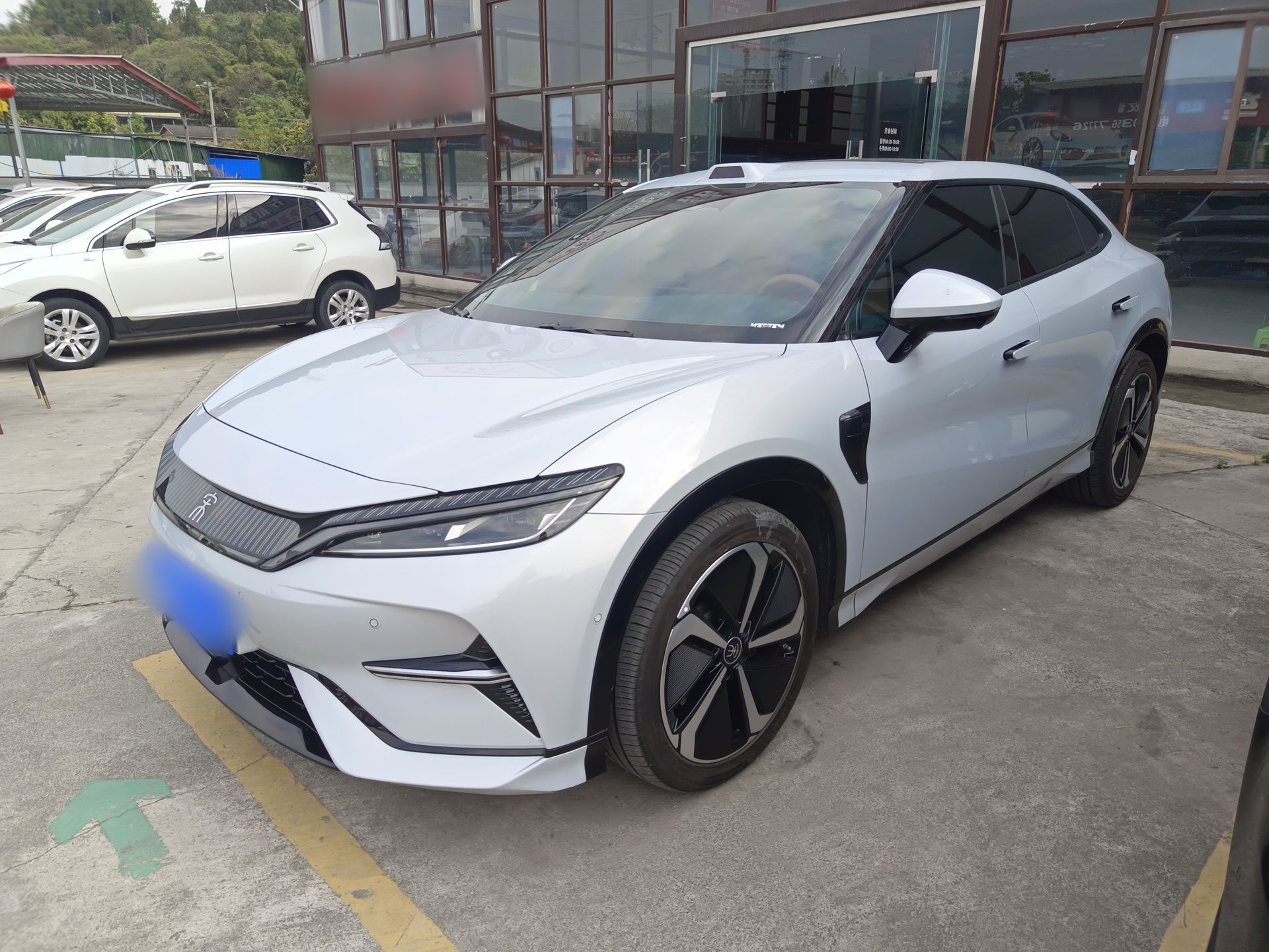 تحت مقدمة السيارة