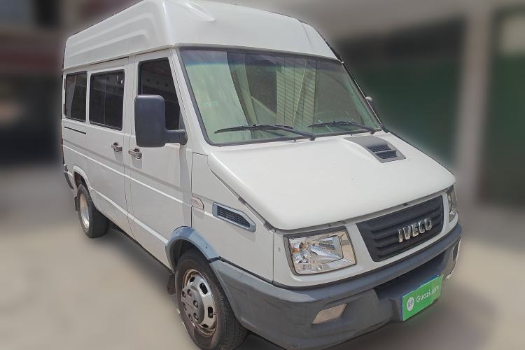 Used Iveco Daily 2020 2.5T A35 Passenger Van with Dual Tires Mid-Roof Design 5-9 Seater Side-Sliding Door China V Emission Standard
