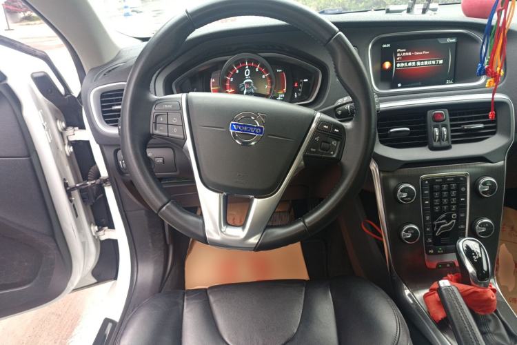 Used Volvo V40 2016 T4 Smart Luxury Edition