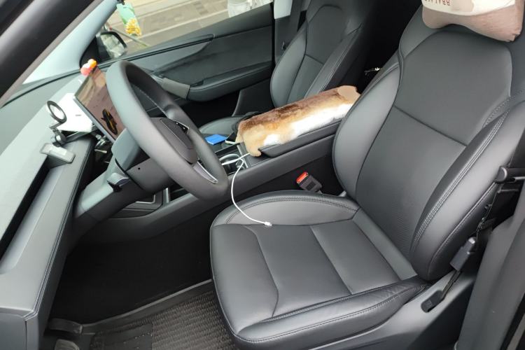 Used Tesla Model Y 2025 Long-Range All-Wheel-Drive Version
