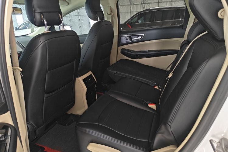 Used Ford Edge 2016 EcoBoost 245 Two-Wheel-Drive Titanium 5-Seater Interior 6