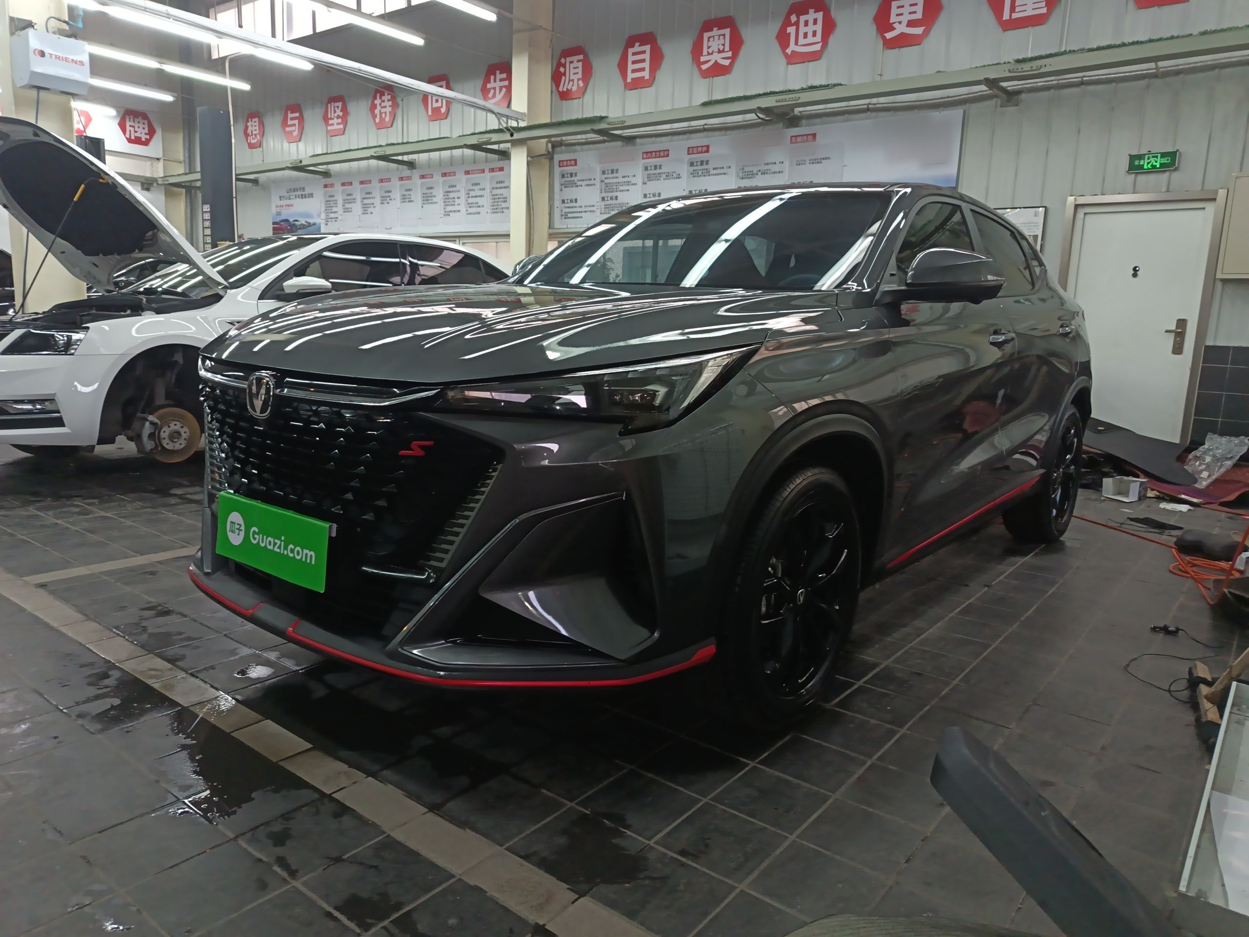 تحت مقدمة السيارة