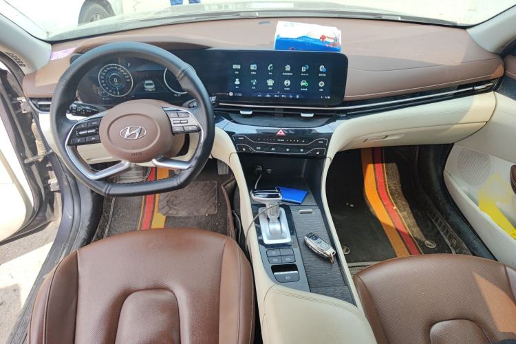 Used Hyundai Mistra 2021 1.8L CVT LUX Premium Edition Center Console