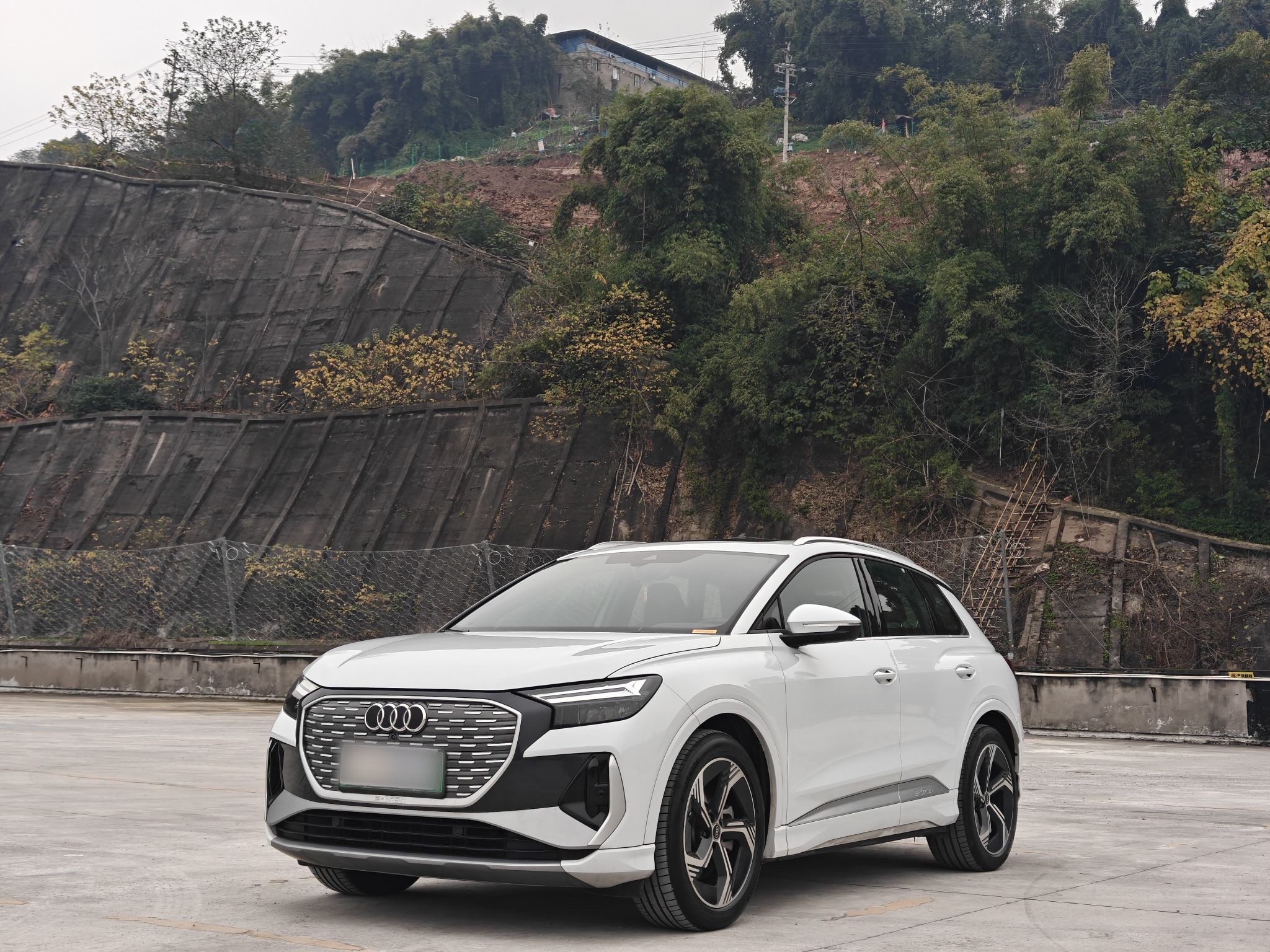 Под передней частью автомобиля