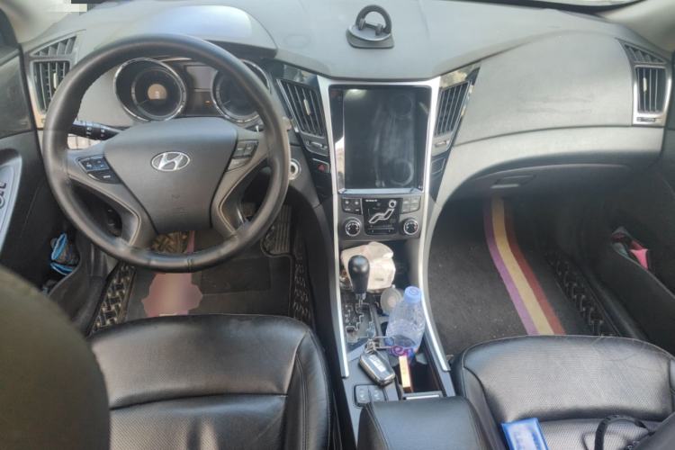 Used Hyundai Sonata 2011 2.0L Automatic Luxury Edition Center Console