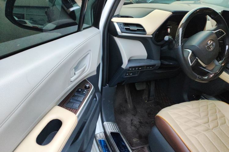 Used Toyota Granvia 2023 2.5L Hybrid Comfort Edition
