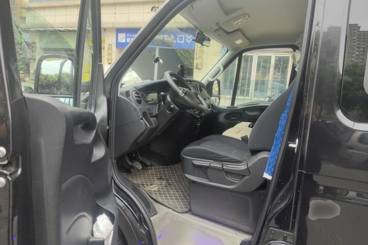 Used Iveco Eurocargo 2021 2.0T Manual Super-Rui Short Wheelbase Low-Roof Side-Hinged Door F1A