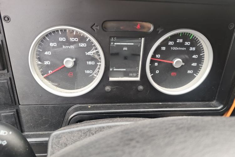 Used Iveco Daily 2021 2.5T A35 M1 Passenger Van 5-9 Seater Short Wheelbase Mid-Roof Design Dual Tires Manual Doors