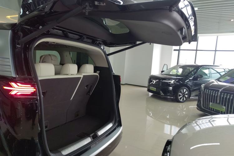 Used Denza D9 2024 DM-i 980 Four-Wheel Drive Flagship Model Trunk