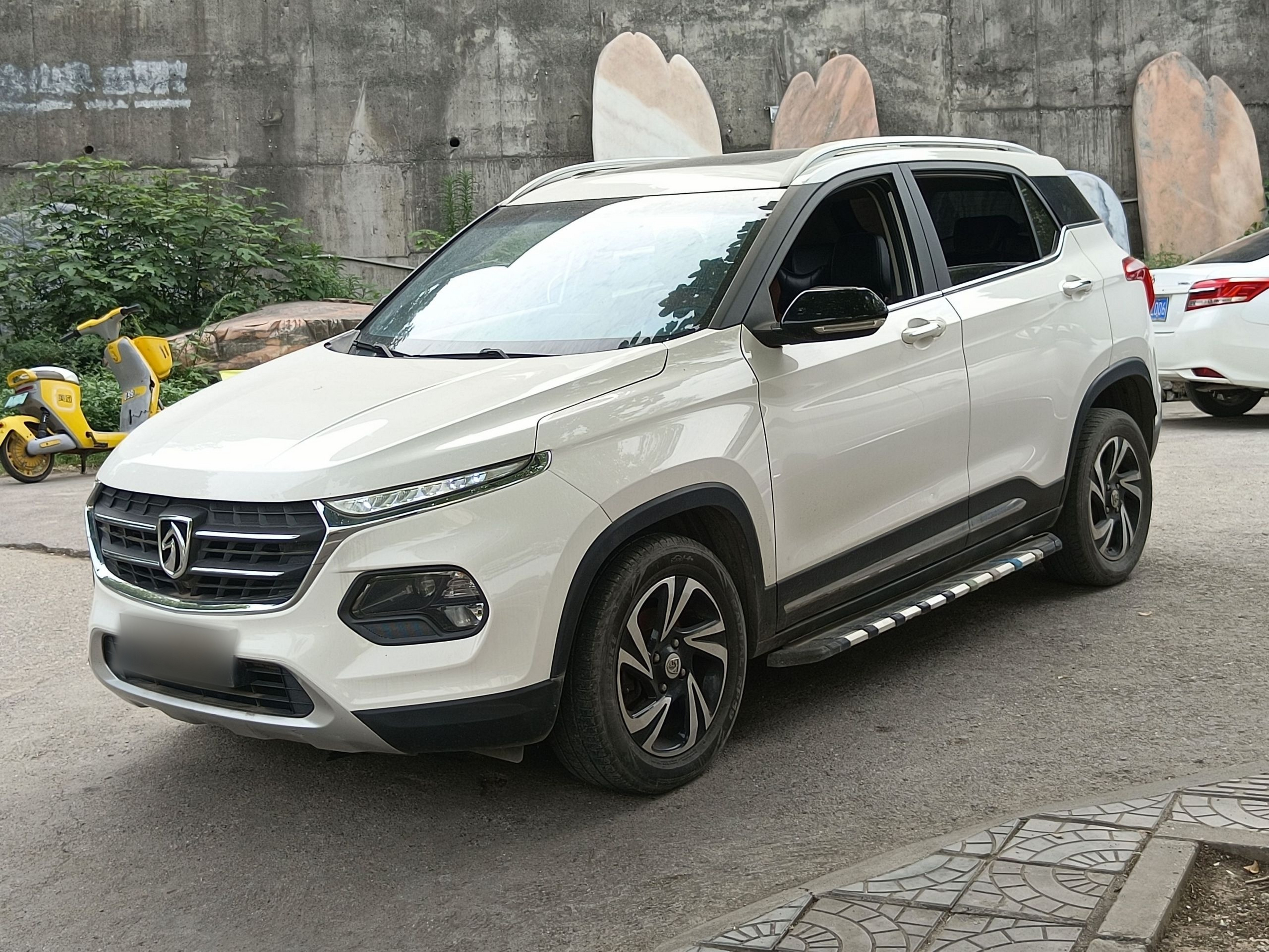 Под передней частью автомобиля