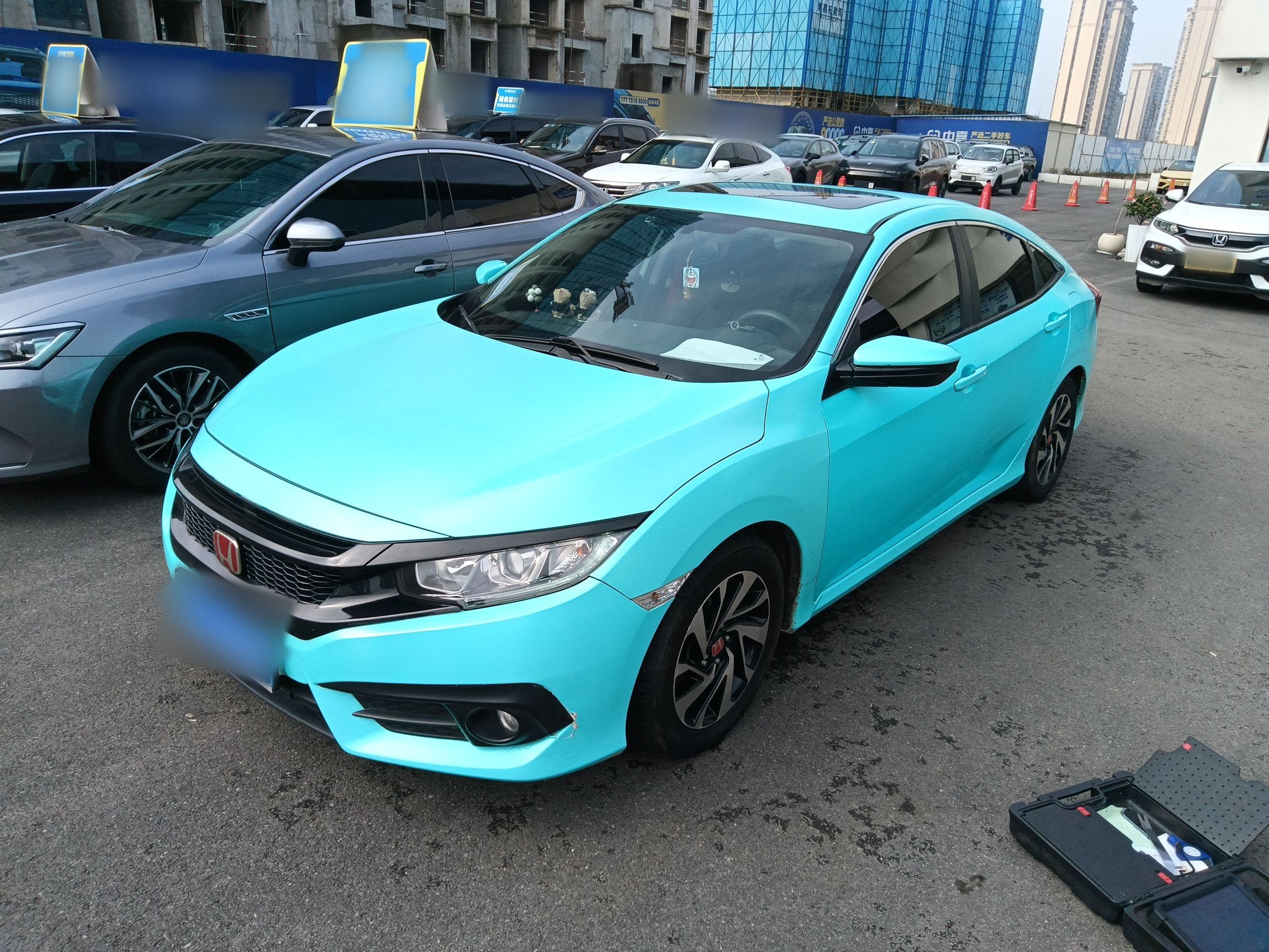 Под передней частью автомобиля