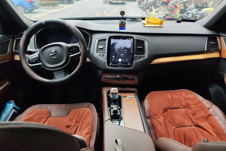 Used Volvo XC90 2025 B5 SmartDrive Luxury Edition 7-Seater Center Console