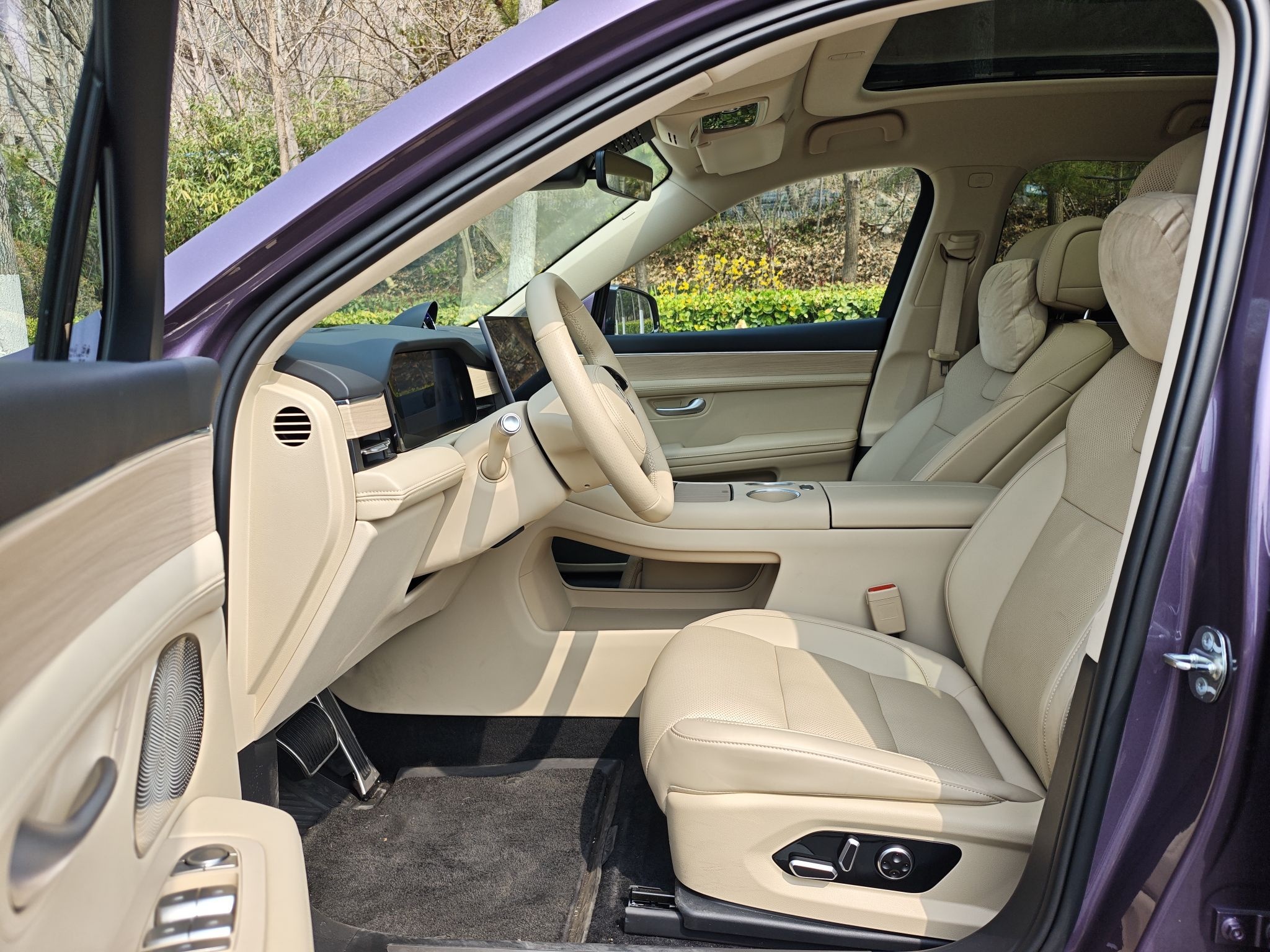 المقاعد الأمامية داخل السيارة