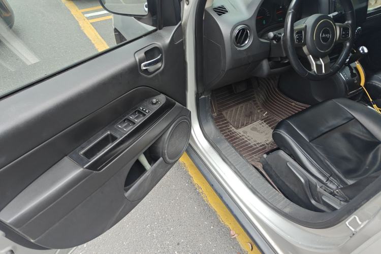 Used Jeep Compass 2011 2.4L four-wheel drive Comfort version