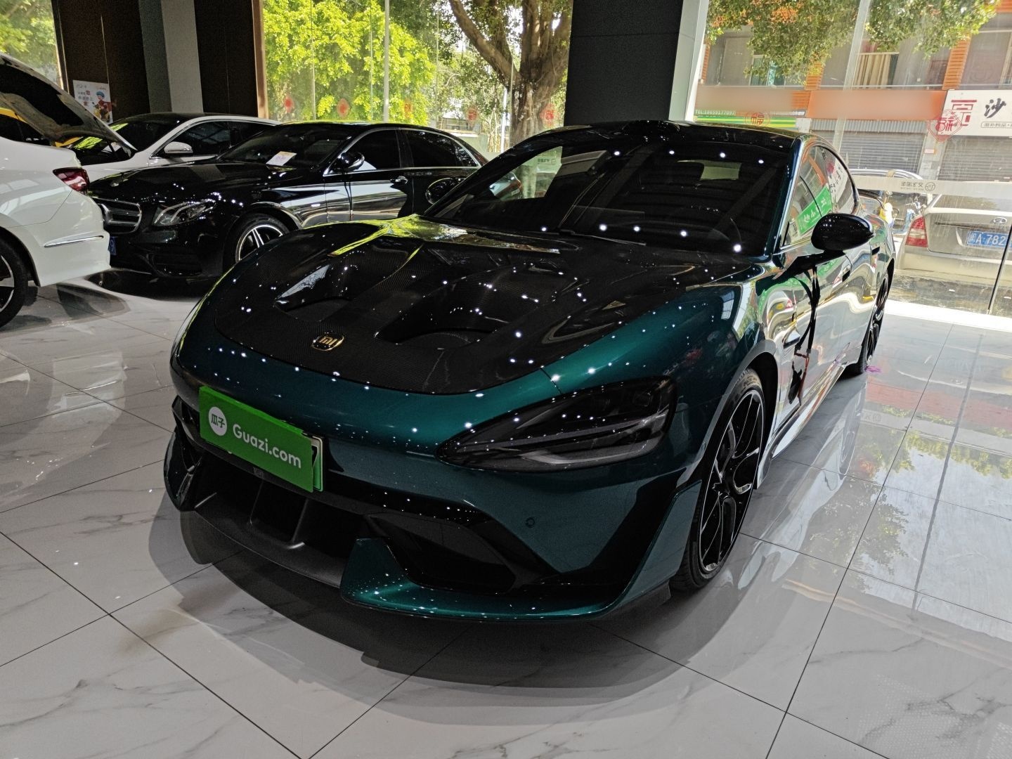 تحت مقدمة السيارة