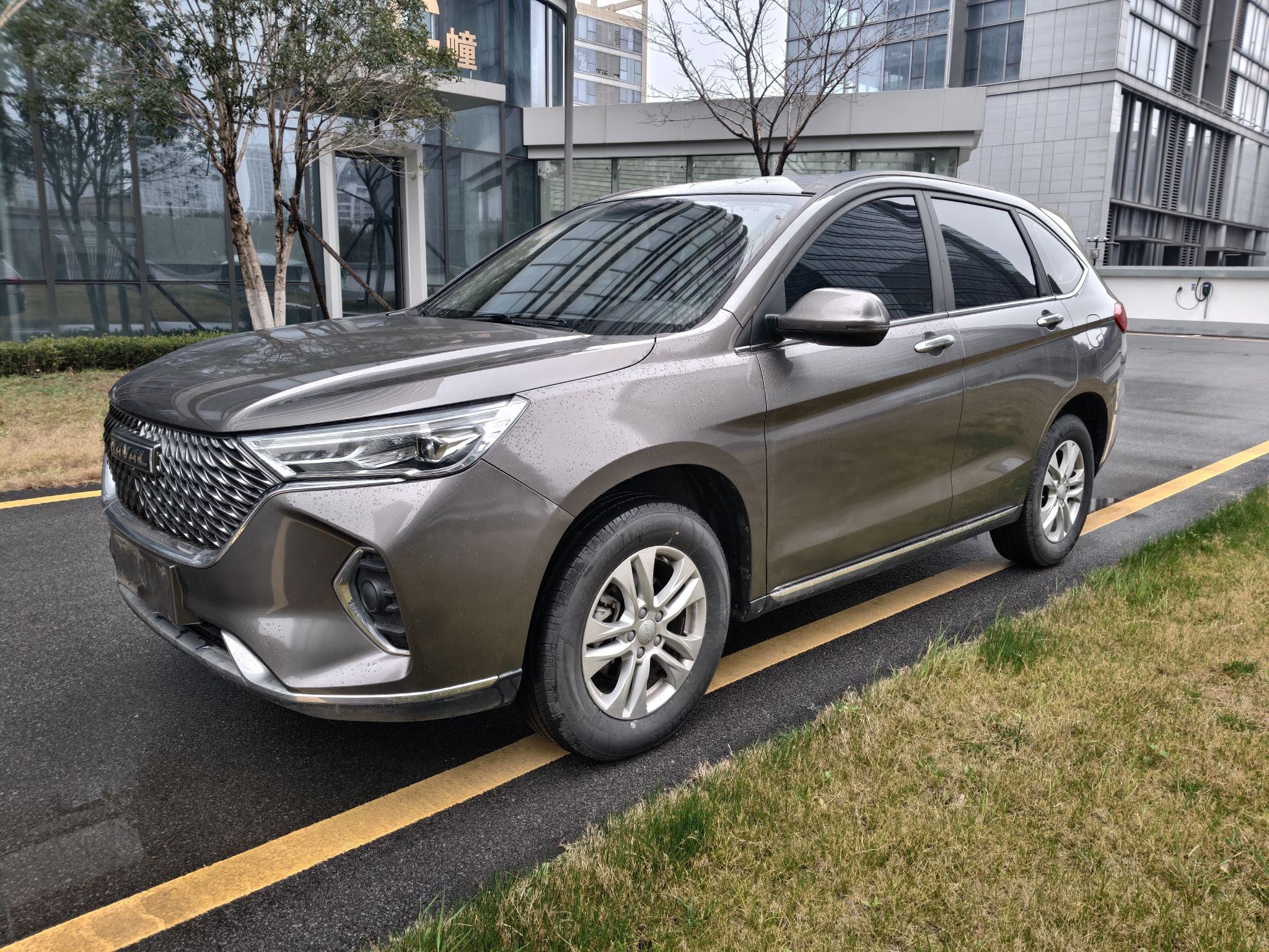 Под передней частью автомобиля