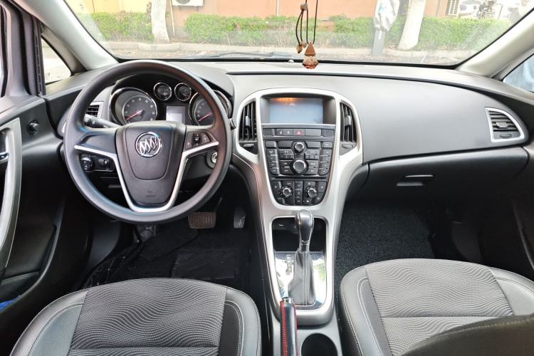 Used Buick GT 2014 XT 1.6L Automatic Fashion Edition Center Console