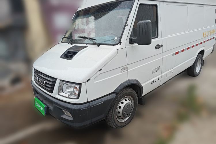 Used Iveco Daily 2023 2.5T V40 Van Long Wheelbase Mid-Roof Design Dual Tires Side-Swing Doors 2-3 Seater