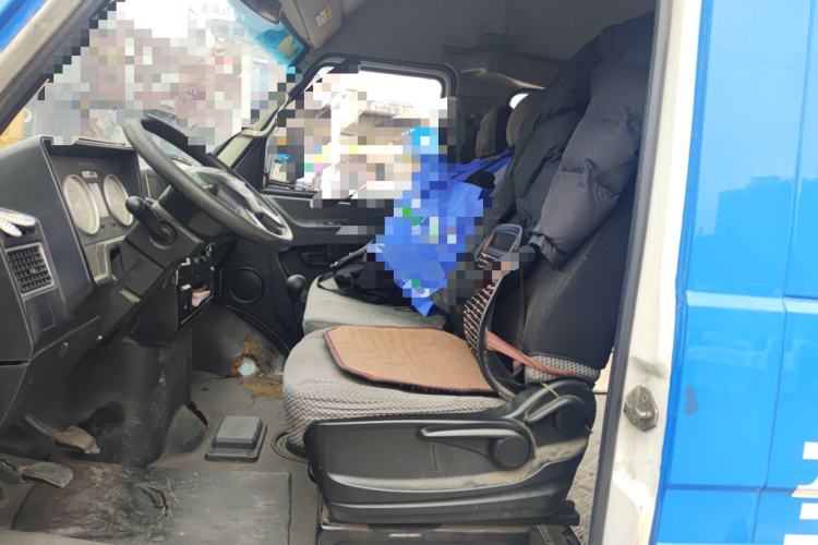 Used Iveco Daily 2020 2.5T A35 Passenger Van with Dual Tires Mid-Roof Design 5-9 Seater Side-Sliding Door China V Emission Standard
