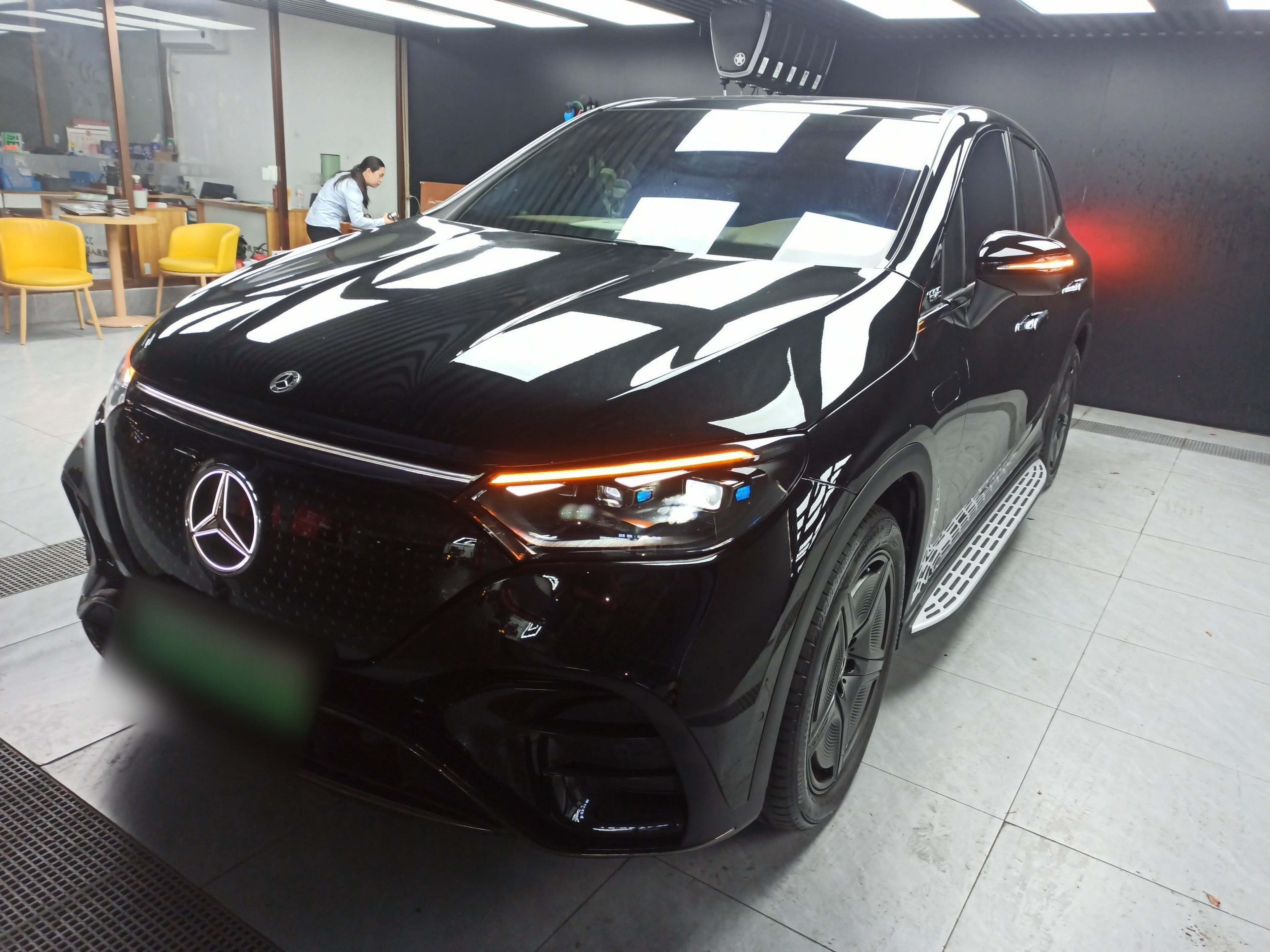 تحت مقدمة السيارة