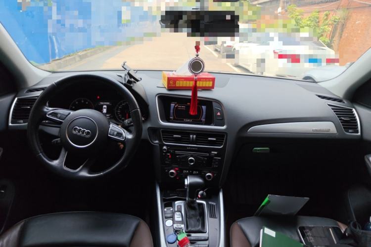 Used Audi Q5 2017 Plus 40 TFSI Technology Model Center Console