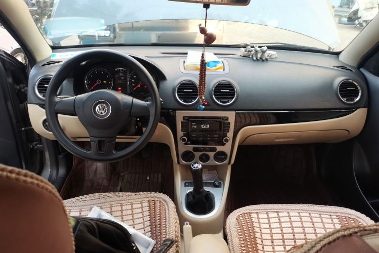 Used Volkswagen Lavida 2011 1.6L Manual - Premium Edition Center Console