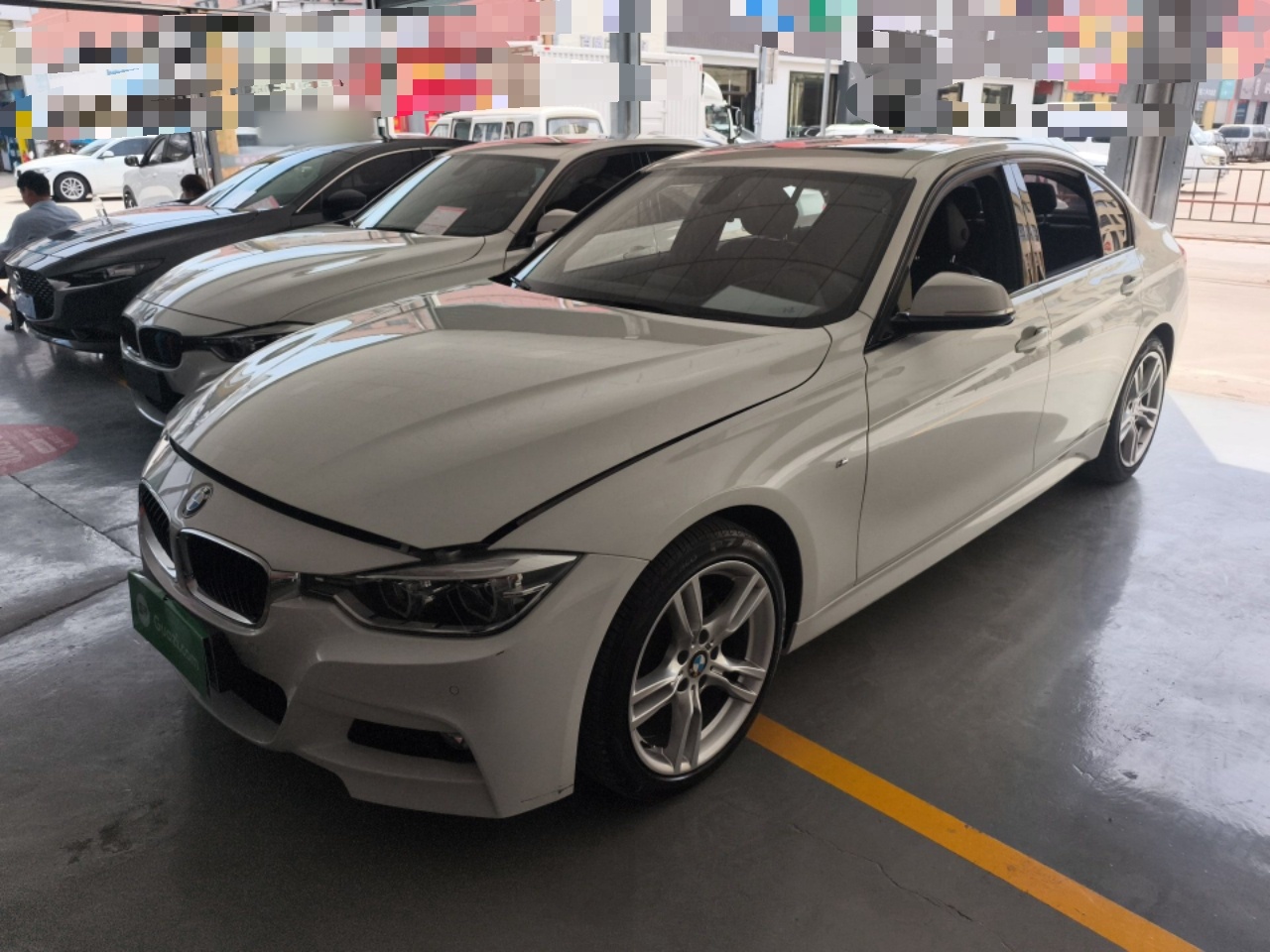 تحت مقدمة السيارة