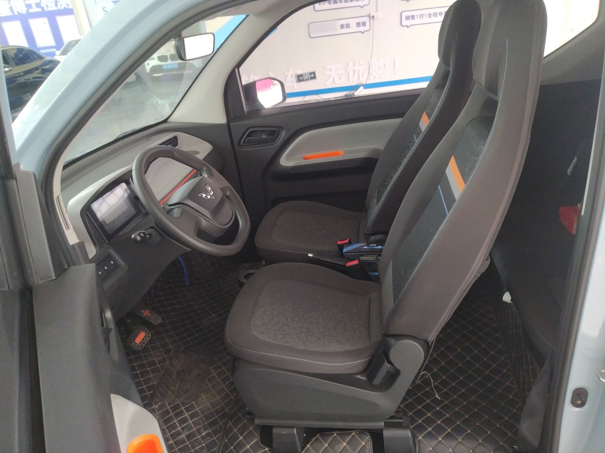 المقاعد الأمامية داخل السيارة