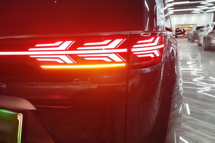 Used Denza D9 2022 DM-i 1040 Prestige Model
