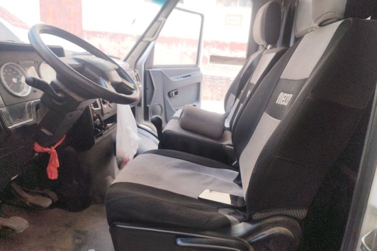 Used Iveco Daily 2021 2.8T V40 VAN厢式 Cargo Van 3-Seater Long Wheelbase Mid-Roof Design Dual Tires Manual Door
