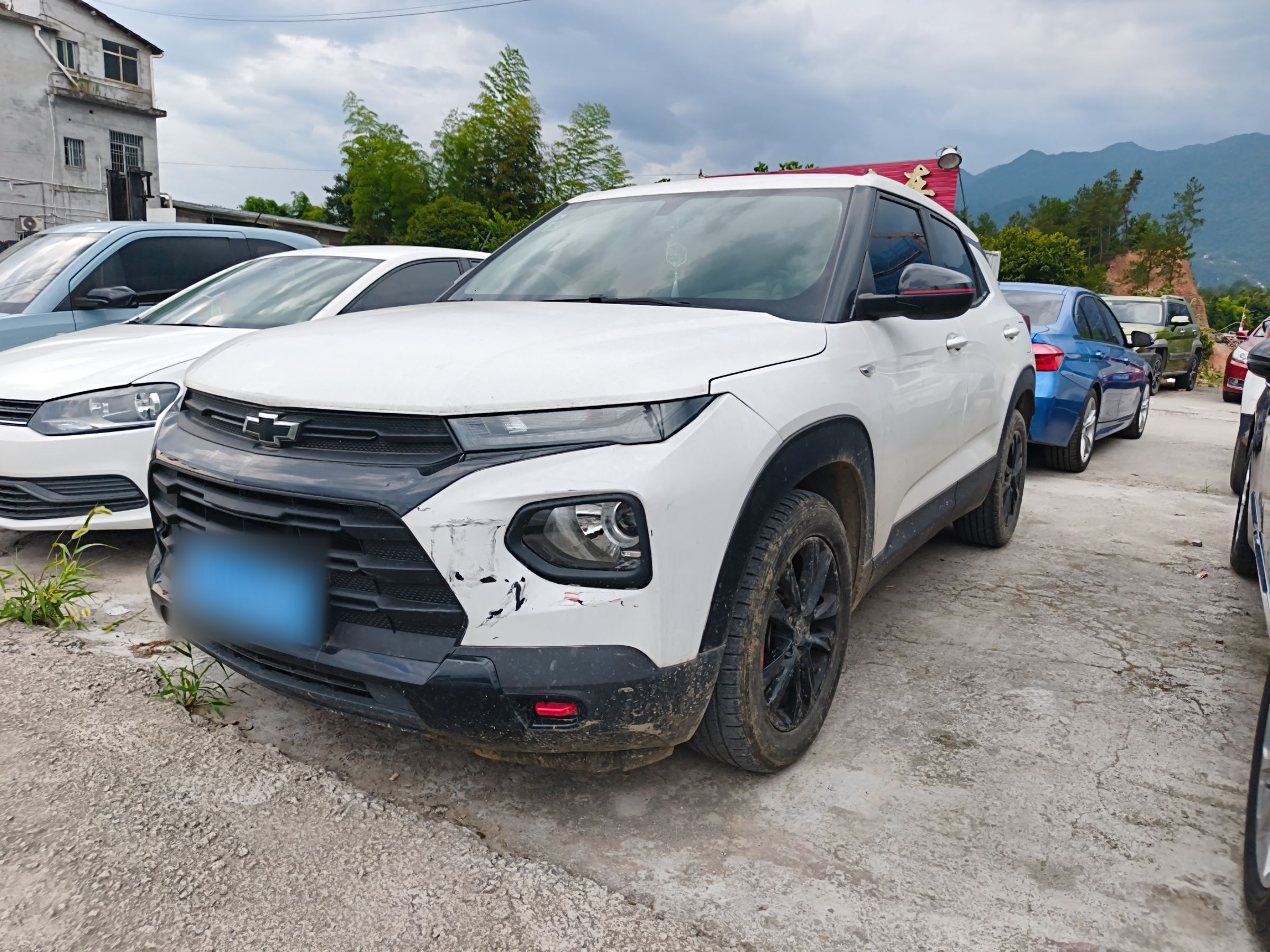 Под передней частью автомобиля
