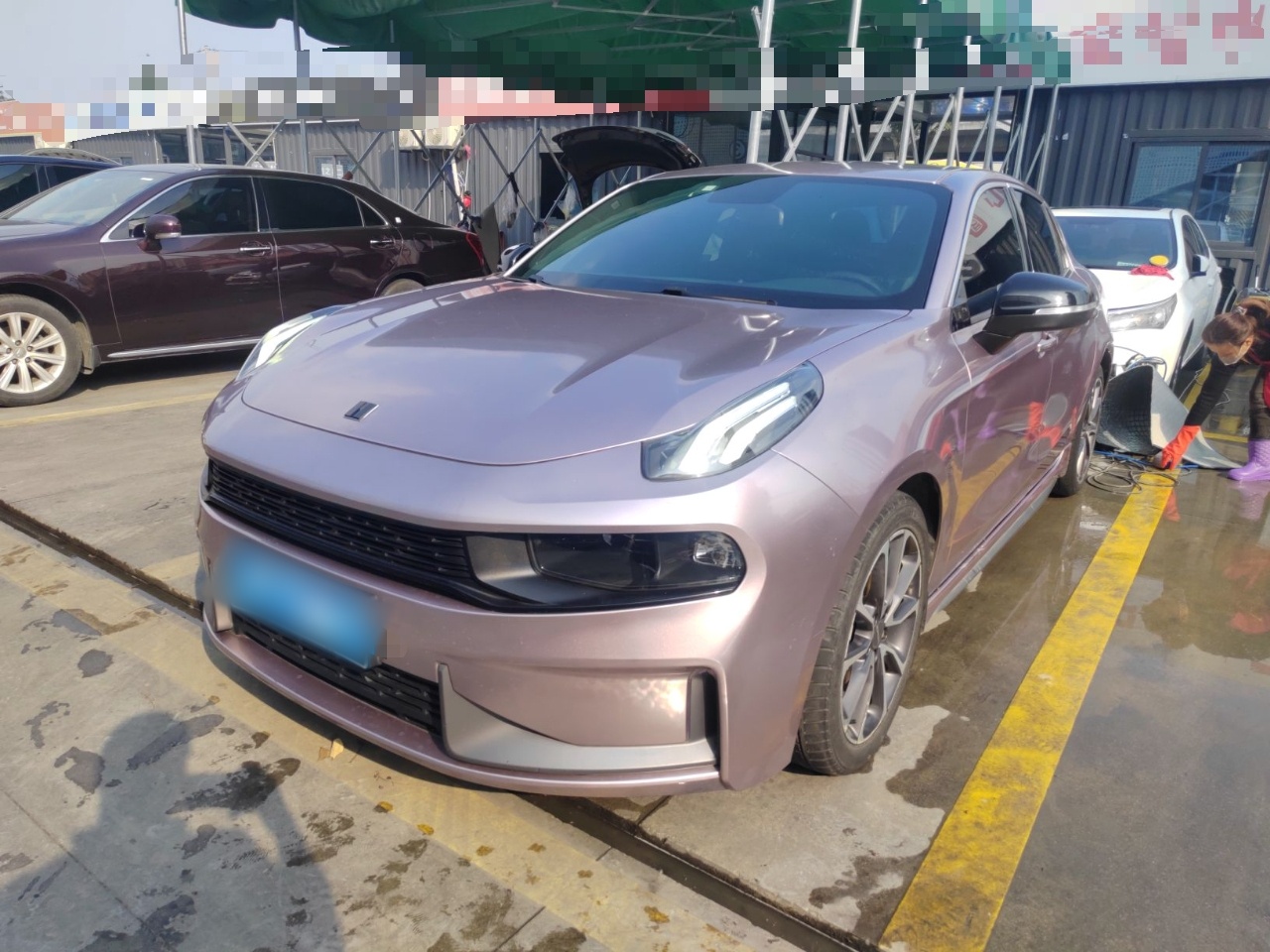 تحت مقدمة السيارة