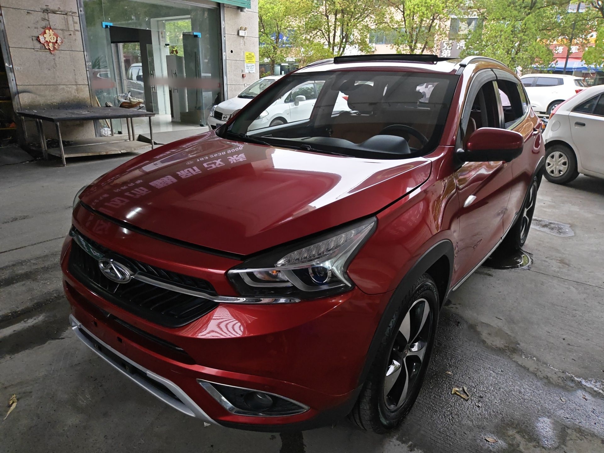 تحت مقدمة السيارة