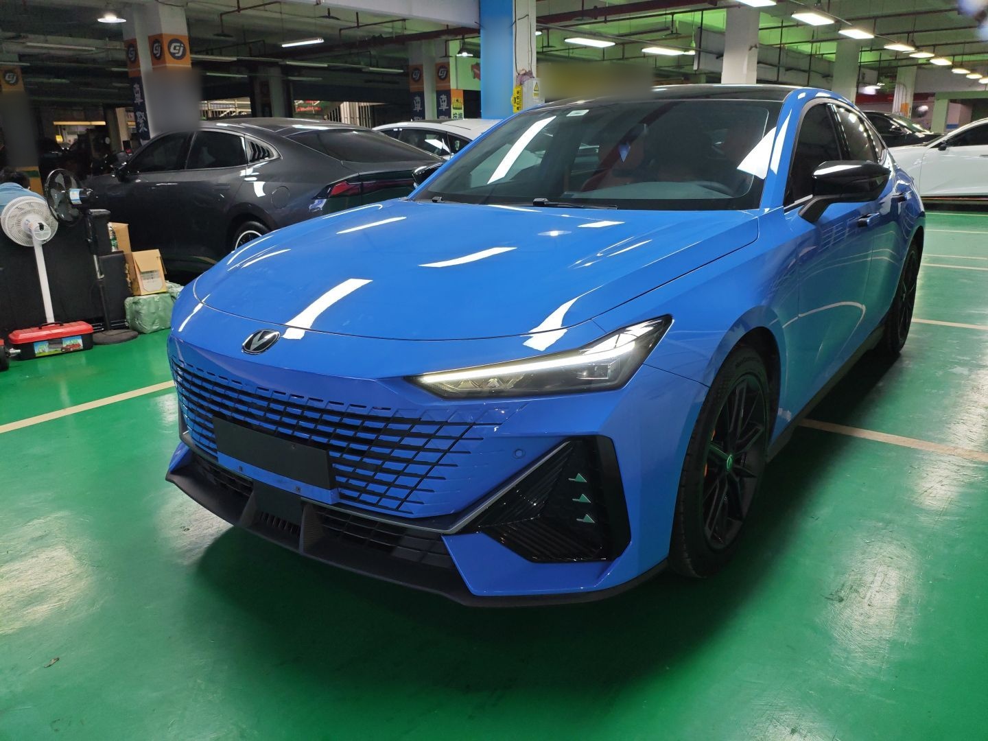 تحت مقدمة السيارة