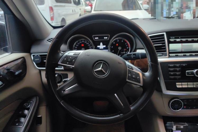 Used Mercedes-Benz M-Class 2015 ML 400 4MATIC Dynamic Model Steering Wheel