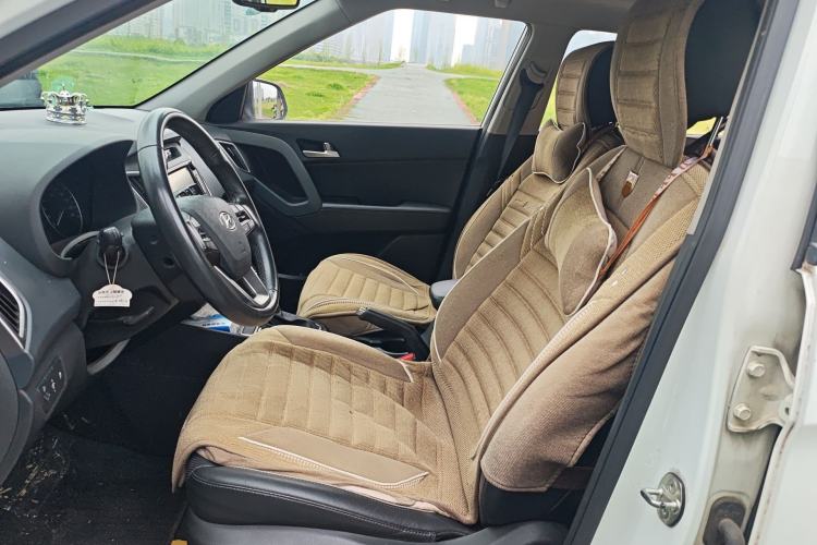 Used Hyundai ix25 2015 1.6L Automatic Two-Wheel-Drive Deluxe DLX Model Left Front Seat