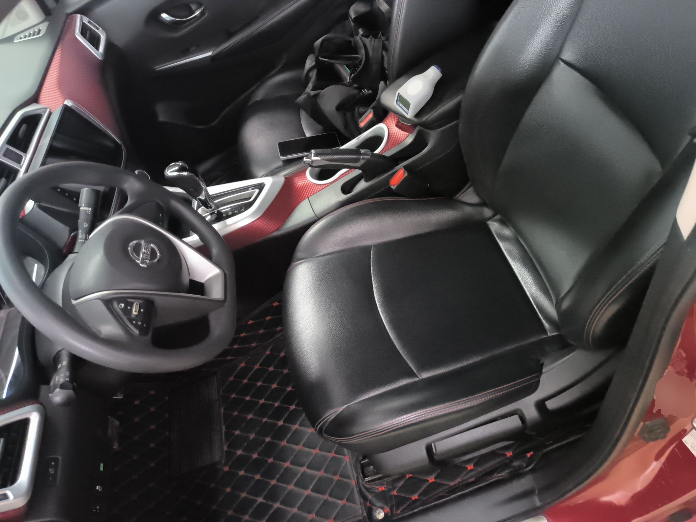 المقاعد الأمامية داخل السيارة