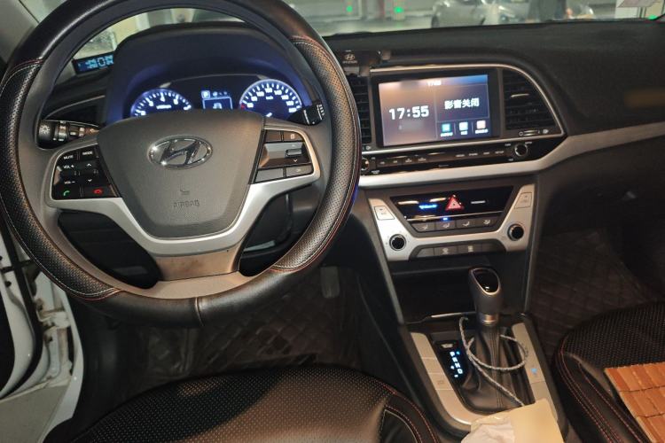 Used Hyundai Elantra (6th Generation / Lingdong) 2018 1.6L Automatic 15th Anniversary Special Edition Center Console