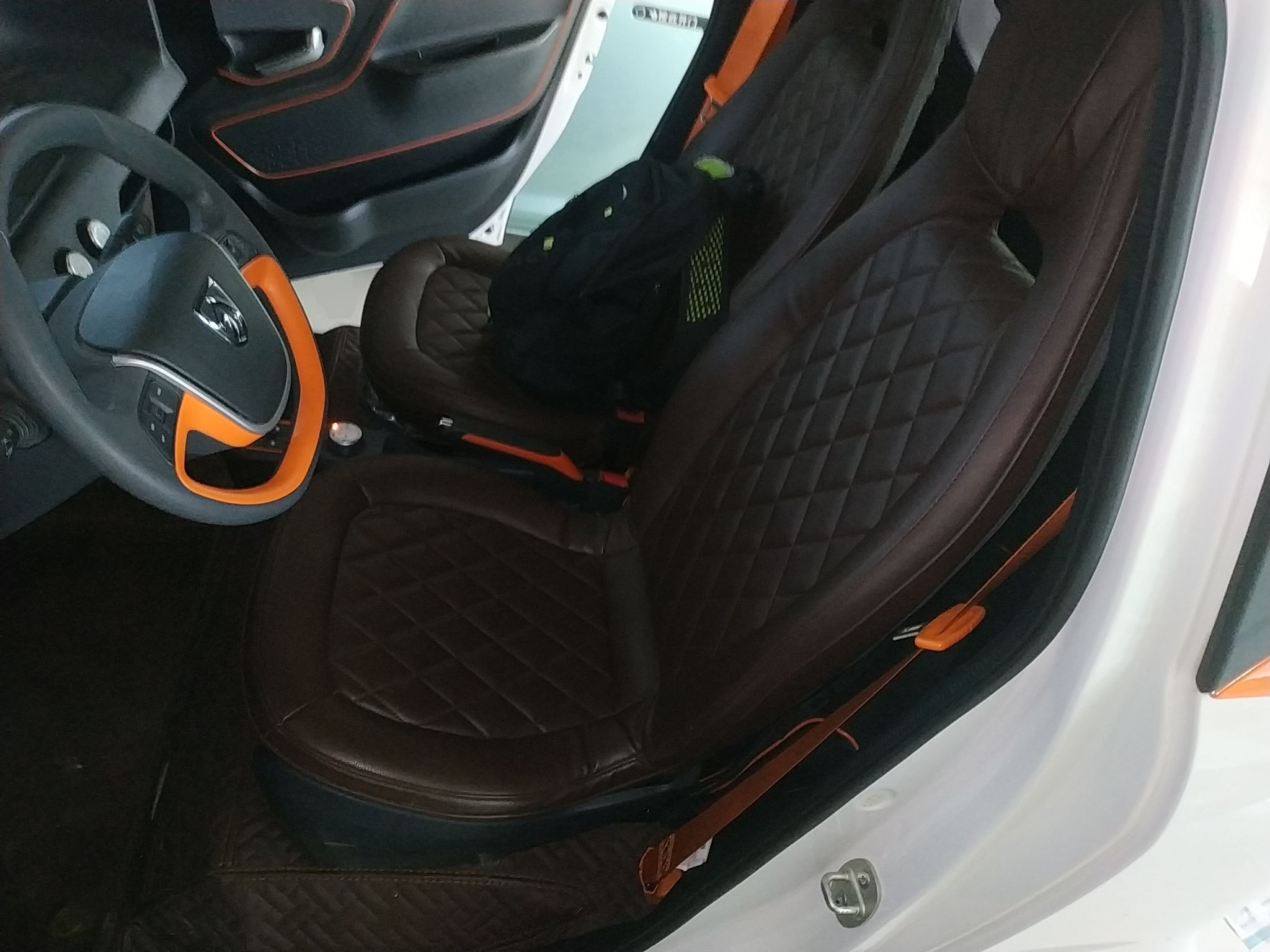 Переднее сиденье в автомобиле