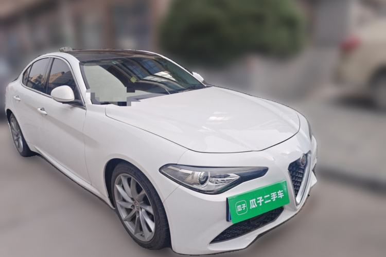 Used Alfa Romeo Giulia 2017 2.0T 280HP Luxury Edition Front Right 45 Deg
