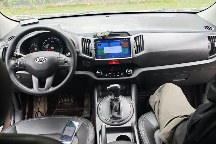 Used Kia Sportage R 2011 2.0L Automatic Two-Wheel Drive GLS Center Console