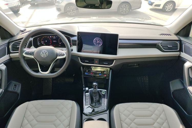 Used Volkswagen Tayron 2023 300TSI Two-Wheel-Drive Luxury Plus Advanced Edition Center Console