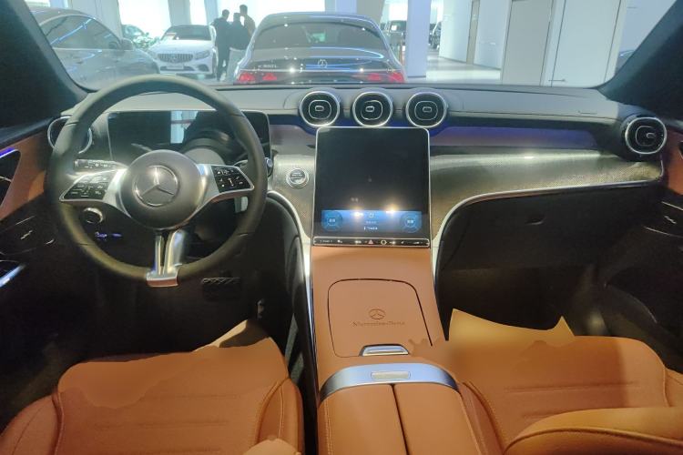 Used Mercedes-Benz GLC 2025 Refresh GLC 260 L 4MATIC Dynamic Edition Center Console