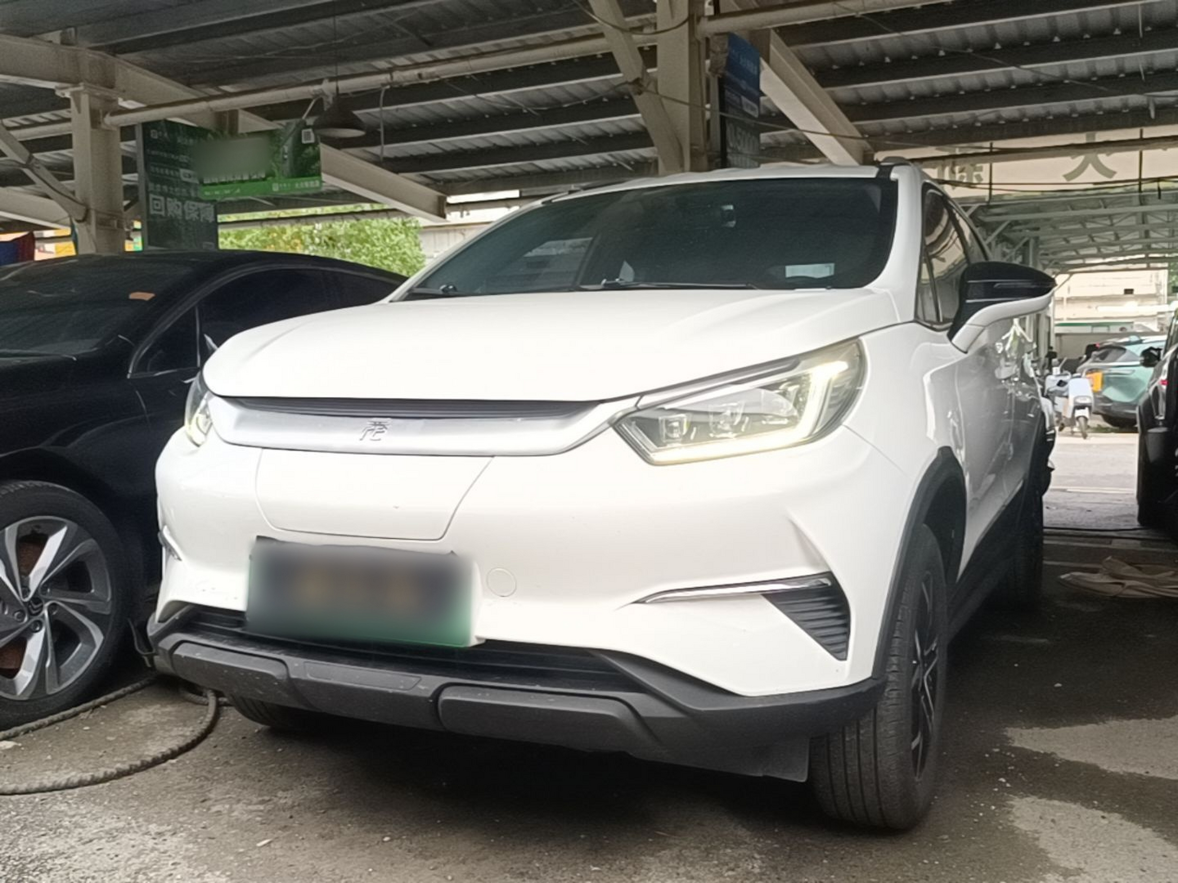 Под передней частью автомобиля